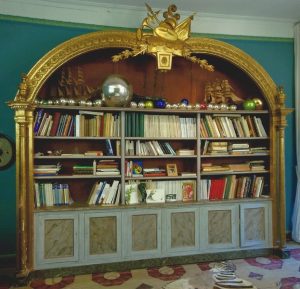 Grande bibliothèque en bois polychrome de style Directoire