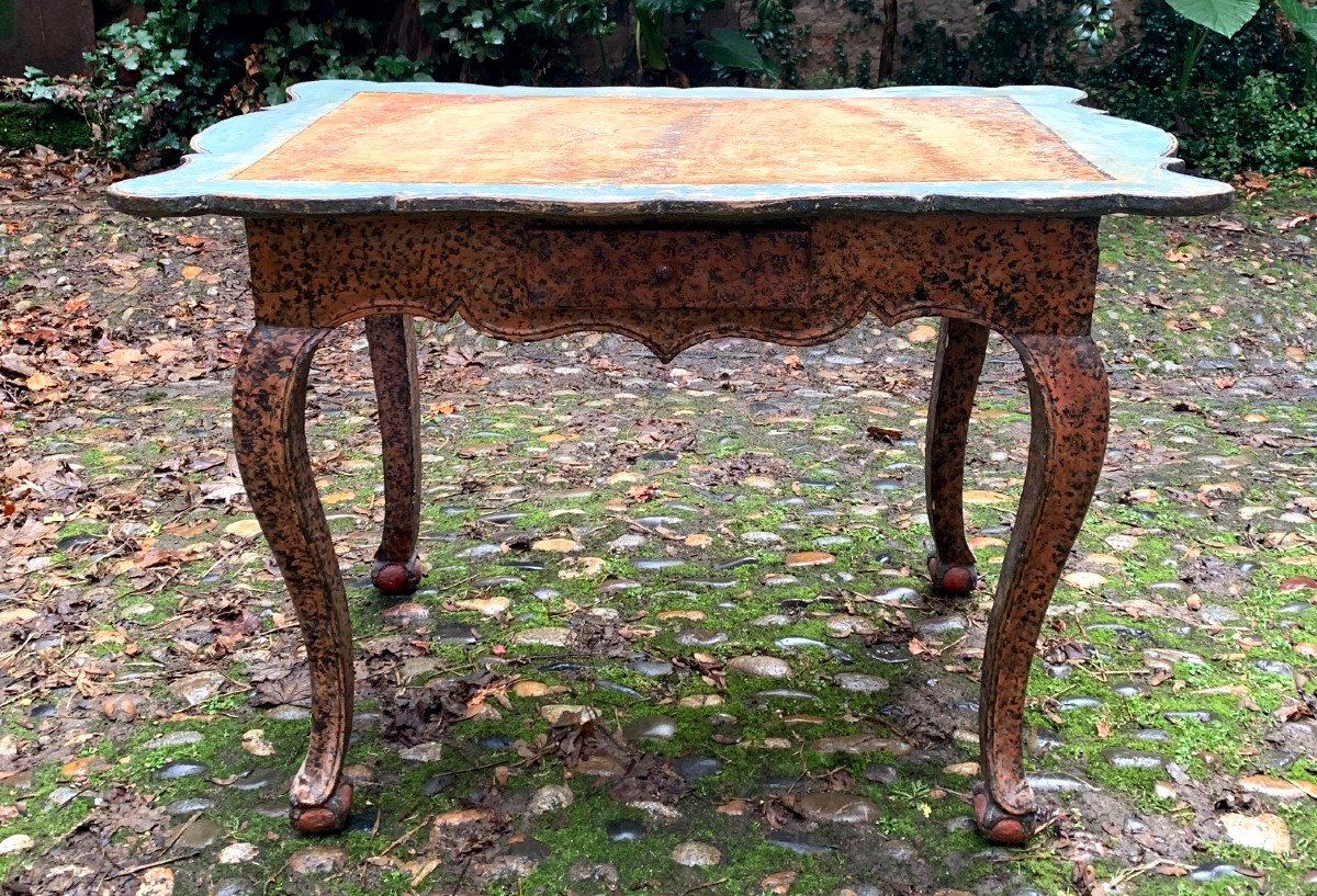Table XVIIIème siècle en bois polychrome Table XVIIIème siècle en bois polychrome