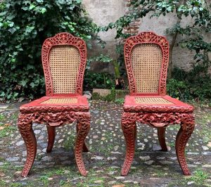 Paire de chaises cannées laquées rouges Indochine