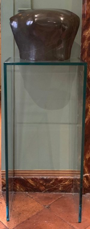 Sculpture en marbre sur sellette en verre