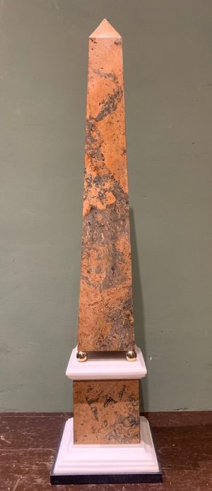 Grand obélisque en marbre XXème