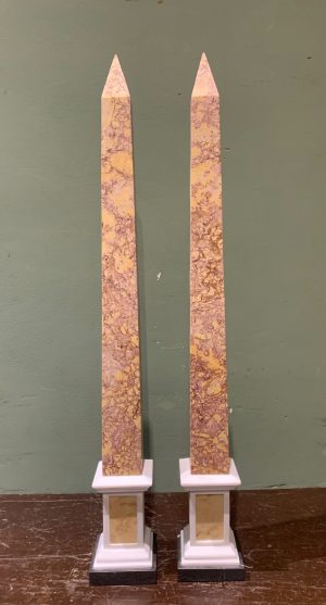 Paire d’obélisques en marbre XXème