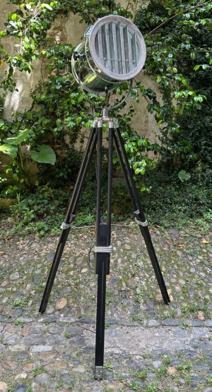 Lampe projecteur cinéma sur trépied