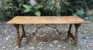 Grande table espagnole en noyer XVIIème siècle