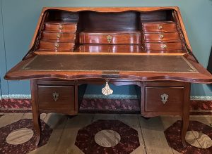 Secrétaire dos d'âne estampillé J C Saunier