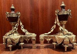 Paire de chenets de style Louis XVI