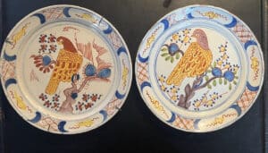Paire d'assiettes en faïence de Delft