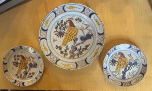 Plats en faïence de Delft polychrome