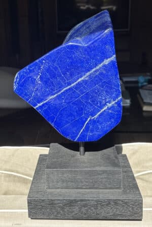 Bloc de lapis lazuli soclé